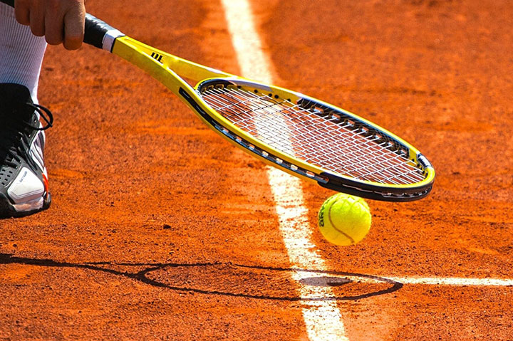 Photo tennis sur terrain rouge